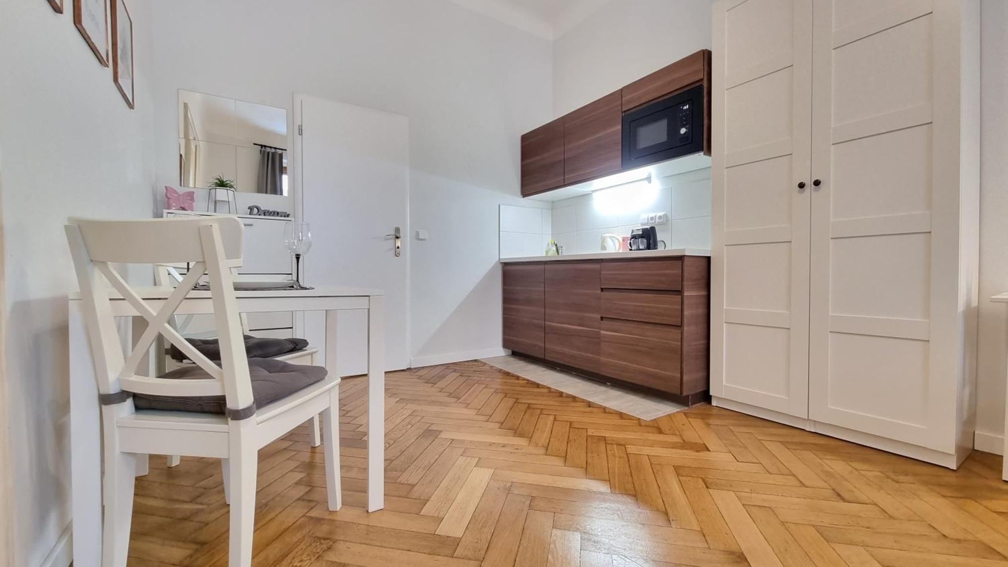 Finnem Rentals Florenc Прага Екстериор снимка
