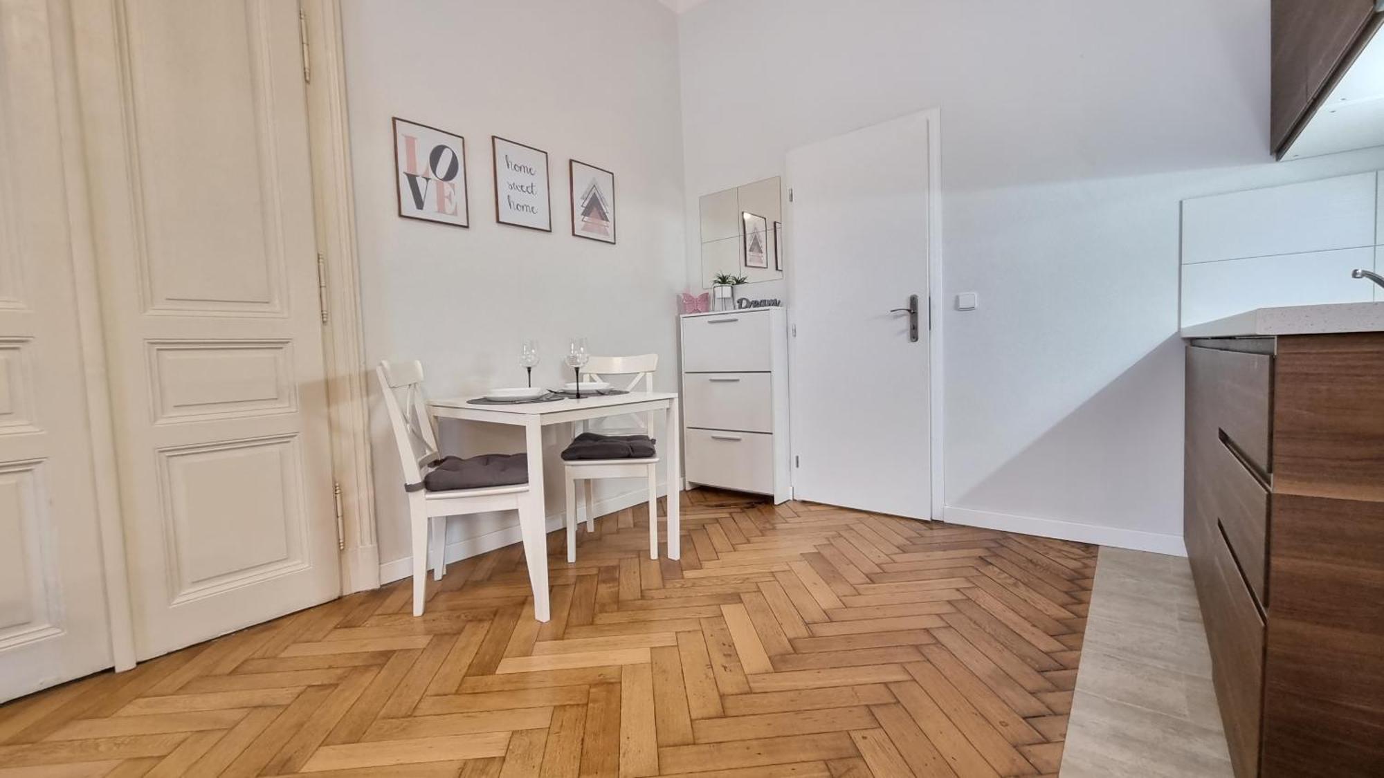 Finnem Rentals Florenc Прага Екстериор снимка