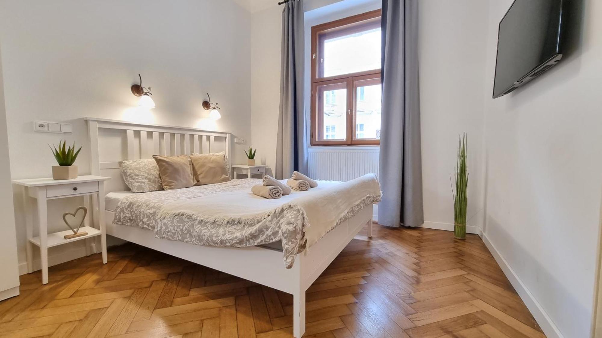 Finnem Rentals Florenc Прага Екстериор снимка