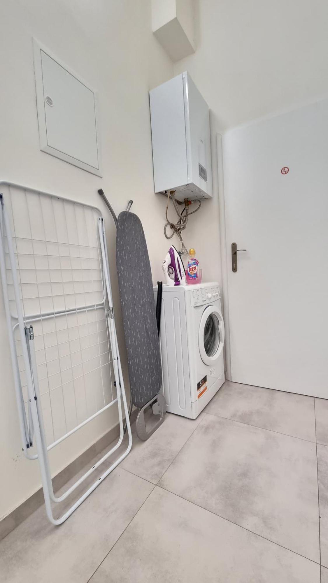 Finnem Rentals Florenc Прага Екстериор снимка