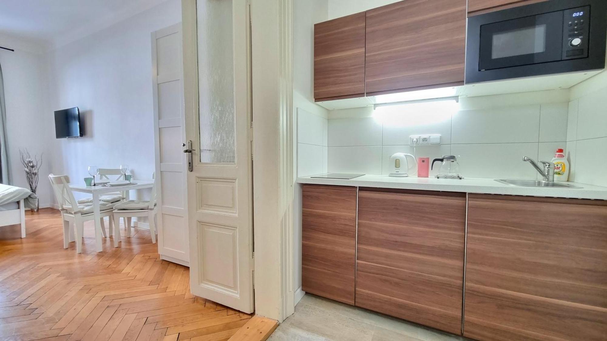 Finnem Rentals Florenc Прага Екстериор снимка